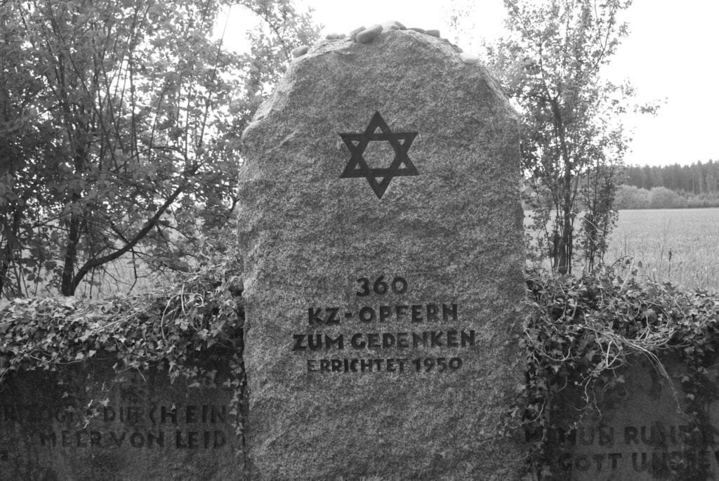 Gedenkstein auf einem Friedhof, Aufschrift: 360 KZ-Opfern zum Gedenken, errichtet 1950