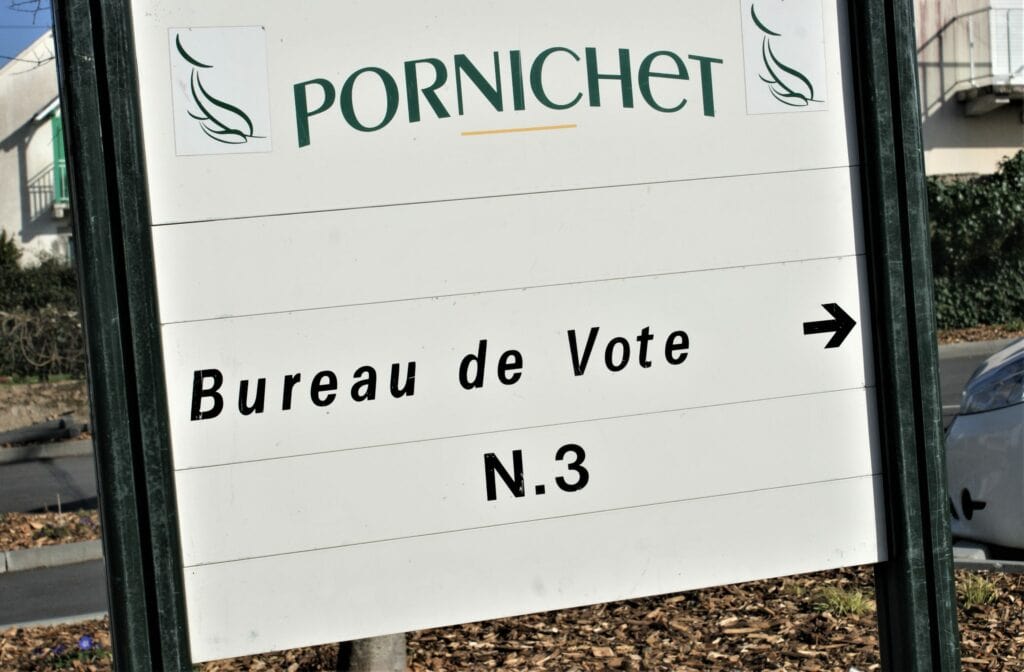 Französisches Schild, das den Weg zum Wahllokal weist