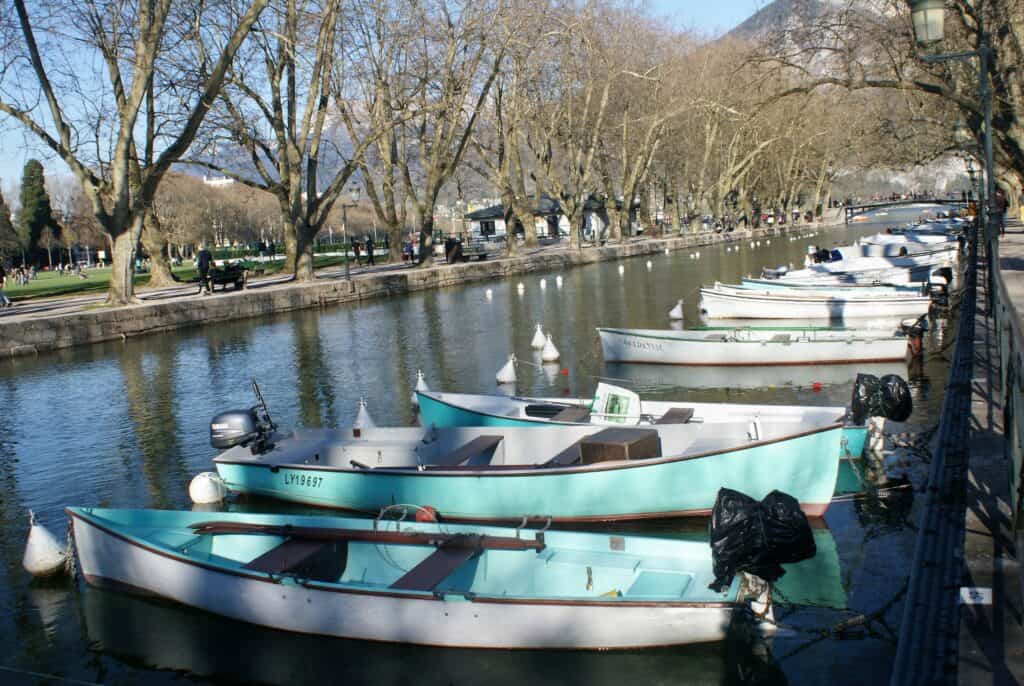 Kanal mit Ruderbooten und Bäumen