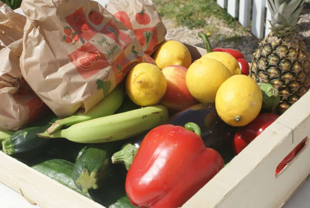 Kiste mit Obst und Gemüse