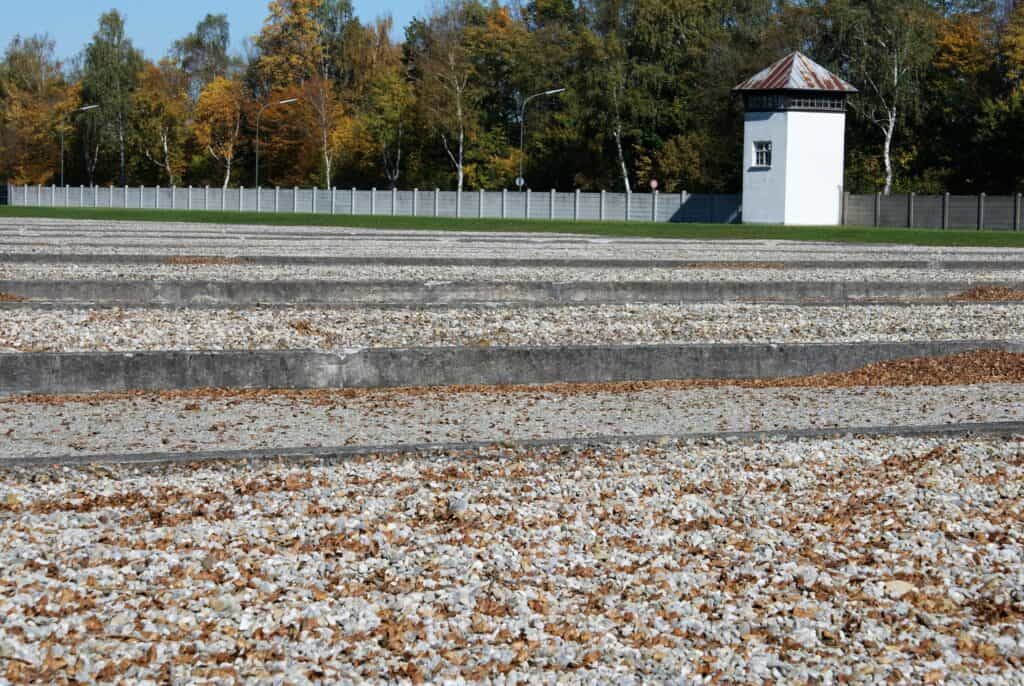 Kiesfeld, Wachturm, Bäume in Herbstfarben