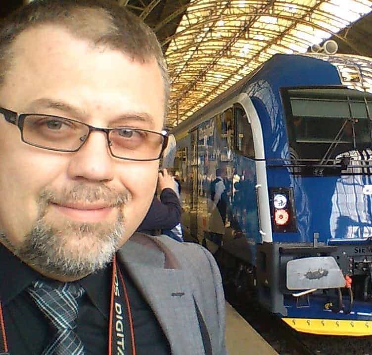 David Krásenský, daneben eine Eisenbahn