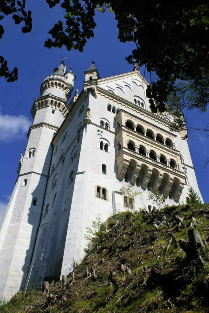 weißes, hohes Schloss mit Turm