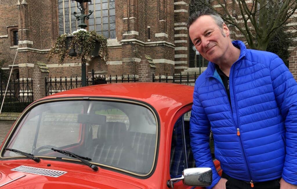 Übersetzer Hans Lenting mit einem roten Auto