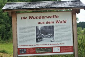 Schild am Startplatz zum Gedenkweg Scheppacher Forst