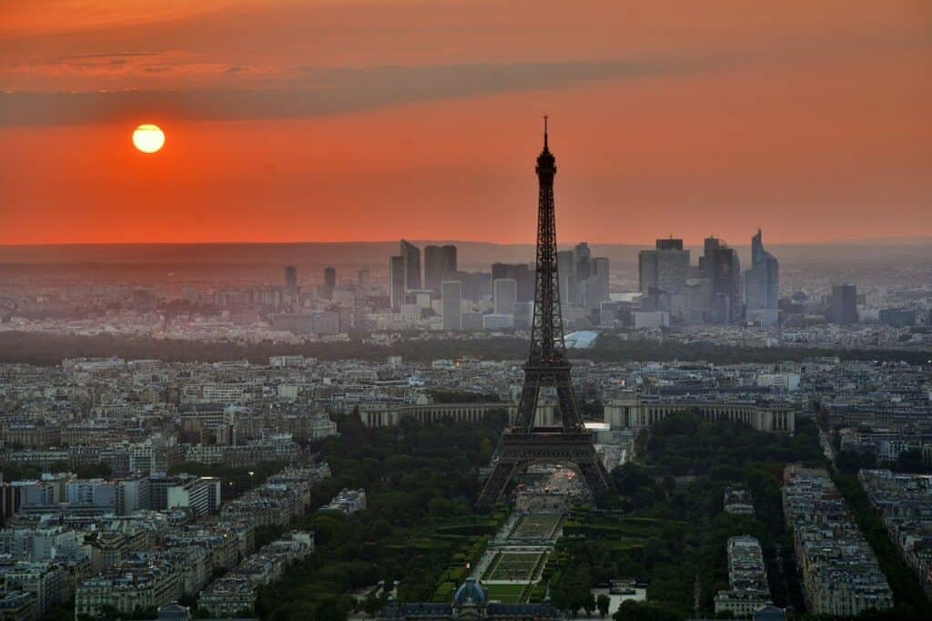 Eiffelturm mit Sonnenuntergang