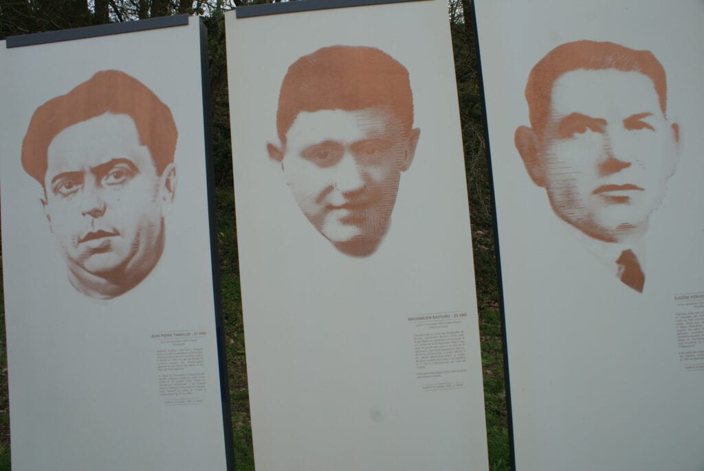 Tafeln mit den Namen von 3 erschossenen Kommunisten