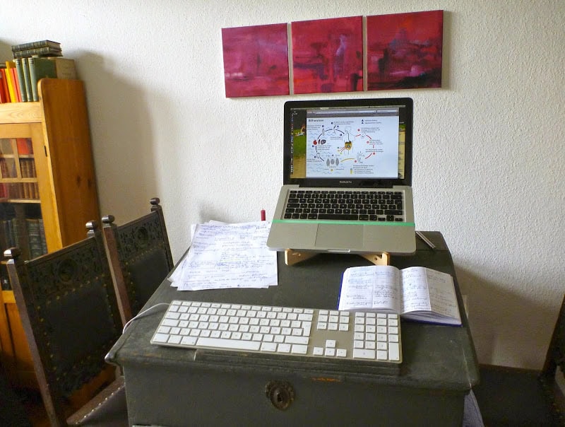 Schreibtisch von Caroline mit Pultaufsatz und Laptop