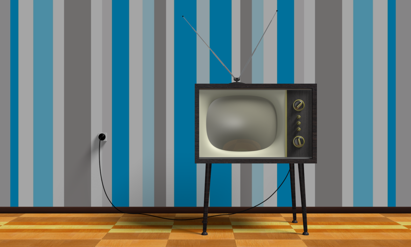 Altes Fernsehgerät vor gestreifter Tapete