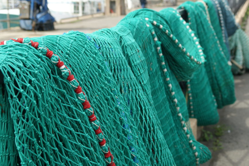 Fischernetze, über einem Geländer zum Trocknen aufgehängt