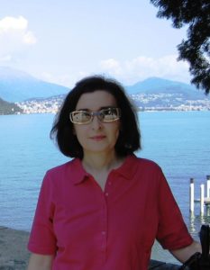 Übersetzerin Mariella Petrigini vor einem See