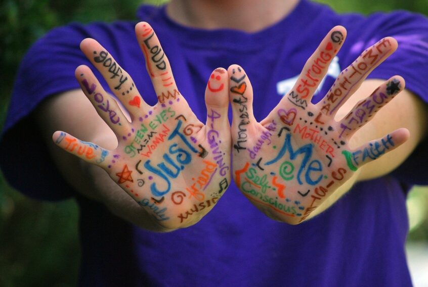 Bemalte Hände, auf denen steht: Only me