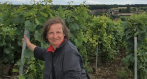 Weinübersetzerin Andrea Halbritter vor einem Weinberg