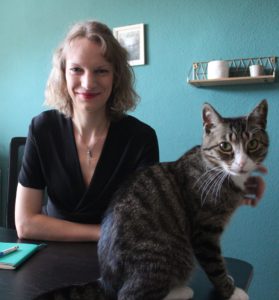 Übersetzerin Catleen Grötschel am Schreibtisch mit Katze