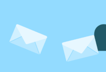 Briefkasten mit E-Mail-Zeichen und Umschlägen, die hineinfliegen
