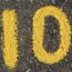 Gelbe Nummer 10 auf Asphalt