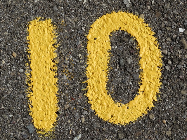 Gelbe Nummer 10 auf Asphalt