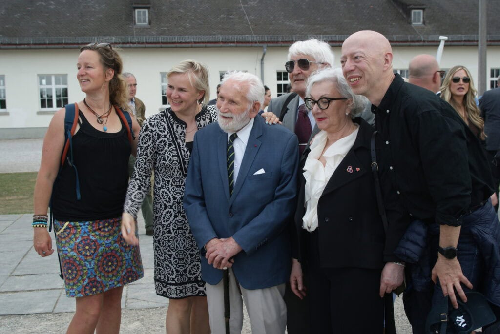 Gruppe von Menschen aus dem Gelände der KZ-Gedenkstätte Dachau während der Befreiungsfeiern 2025