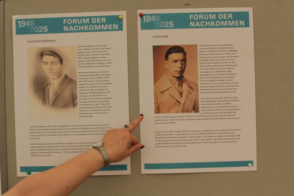 Eine Frauenhand zeigt auf Biografien von Leonhard Haußmann und Lorenz Kast