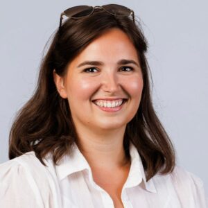 Frau mit schulterlangen dunkelbraunen Haaren und Augen