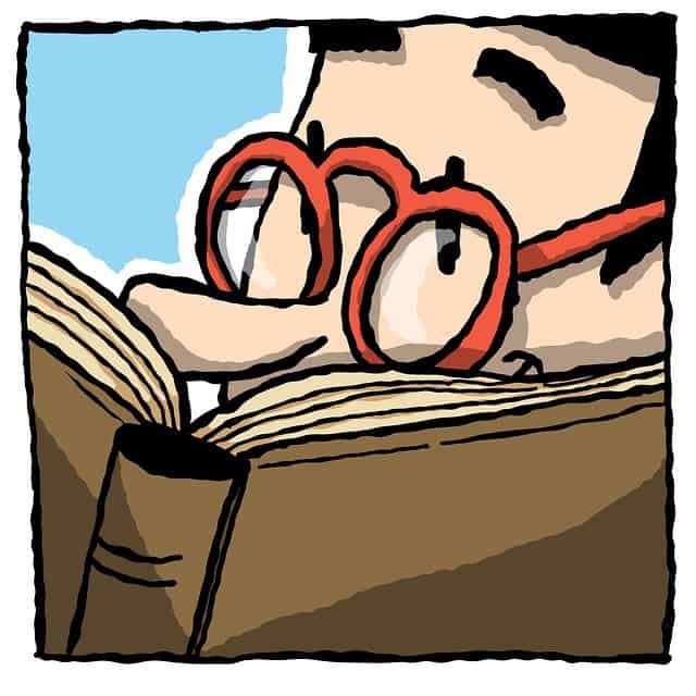 Mann mit Brille, der in einem Buch liest
