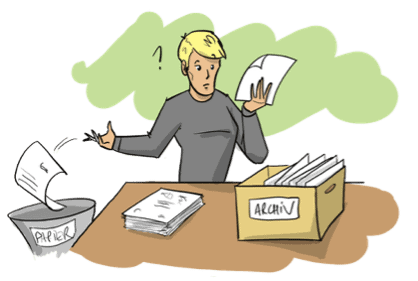 Person sortiert Dokumente am Tisch und legt Papier in Ablage und Archivbox.