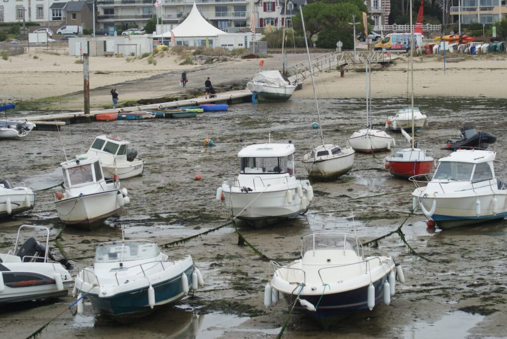 Tafel mit der Aufschrift "Teamwork" und in verschiedenen Farben aufgemalten Personen