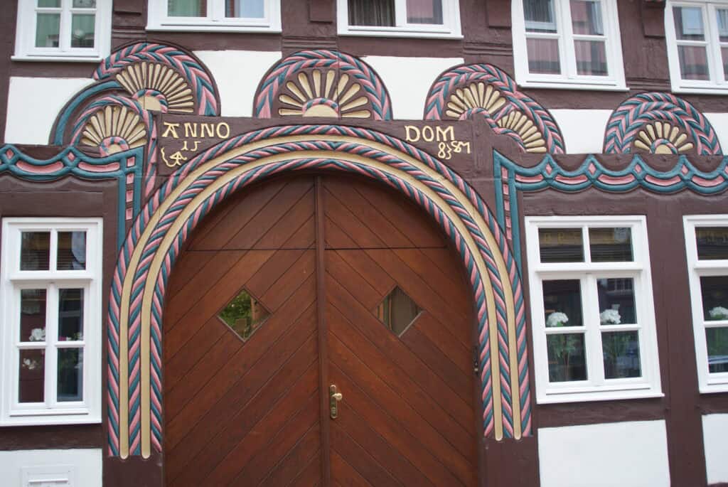 Fachwerkhaus mit reichen Verzierungen und der Inschrift Anno Dom 1583