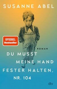 Cover des Buchs "Du musst meine hand fester halten, Nr. 104" von Susanne Abel. Das Cover ist in den Tönen Geld, Grün und Türkis gehalten. Es zeigt die Schwarz-Weiß-Fotografie eines etwa 9-jährigen Jungen in Latzhose.