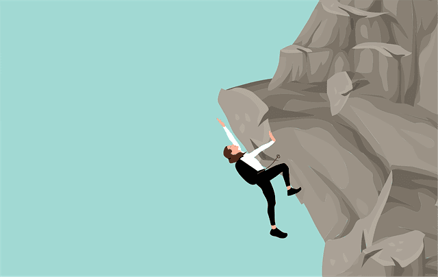 Person, die auf einem Felsen hochklettert